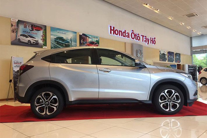 Về thiết kế tổng thể, Honda HR-V 2018 mới sở hữu thiết kế năng động, trẻ trung, với những đường nét góc cạnh đầy tinh tế. Kích thước của xe bao gồm chiều dài x rộng x cao lần lượt là 4.334 x 1.772 x 1.605 mm, chiều dài cơ sở 2.610 mm. Khoảng sáng gầm xe 150 mm.