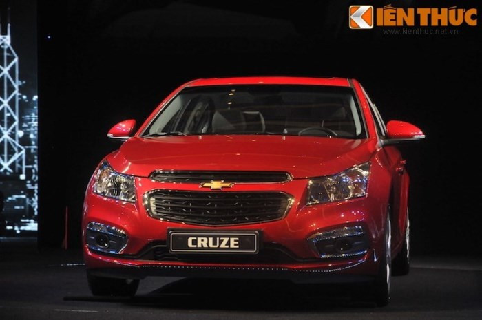 Trong tháng 2/2018, Chevrolet tiếp tục giảm giá cho cả 2 phiên bản Cruze lần lượt là 70 triệu và 80 triệu đồng, giá thực tế 519 triệu đồng với mẫu Cruze LT và 619 triệu đồng với mẫu Cruze LTZ. Theo đó, mẫu sedan hạng C của Chevrolet đang có giá thấp nhất phân khúc.
