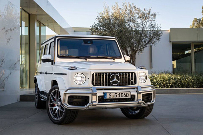 Cụ thể, ngoài siêu SUV Lamborghini Urus và chiếc SUV hạng sang Range Rover Autobiography đời 2018 cùng mua chính hãng và đã được bàn giao, đại gia Minh Nhựa còn đang chờ hãng Mercedes-Benz đưa "ông vua địa hình" Mercedes-AMG G63 Edition 1 mới về Việt Nam.