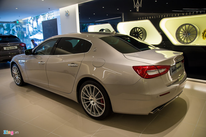 Nội thất của Maserati Quattroporte 2017 tổng hoà của 2 yếu tố, sang trọng và thể thao. Bảng táp-lô, bệ tựa tay, tay nắm cửa, ghế ngồi, vô lăng và cần số bọc da cao cấp. Xen kẽ với vật liệu gỗ vân bóng Erable. Trần xe bọc da lộn Alcantara, cùng thảm lót sàn nhung. Ghế trước điều khiển 12 hướng. Điều hòa tự động 4 vùng.