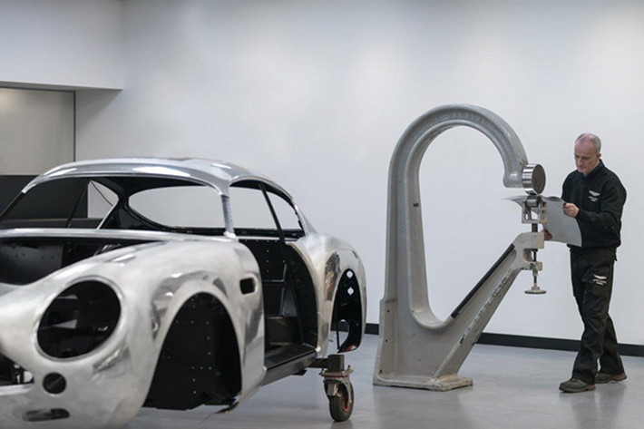 Heritage Division được giao sản xuất thân xe đầu tiên của DB4 GT Zagato Continuation. Sau khi hoàn tất, 18 thân xe tiếp theo sẽ được thực hiện lần lượt. Các kỹ sư lành nghề sử dụng tấm nhôm dày 1,2 mm để tạo thân xe bằng kỹ thuật truyền thống có tuổi đời sáu thập kỷ kết hợp với công nghệ hiện đại.