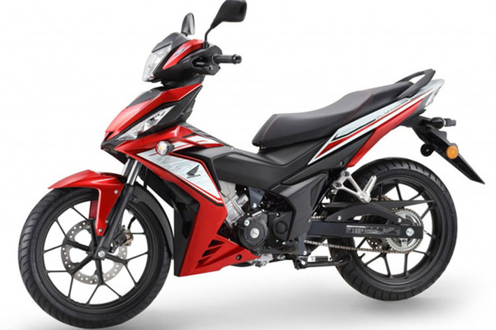 Trước mặt người lái là bảng đồng hồ với công-tơ-mét được thiết kế dạng analogue truyền thống cùng với một màn hình LCD hiển thị những thông số như lượng xăng tiêu thụ, quãng đường đi cũng như giờ giấc. Bên dưới yên của mẫu xe côn tay này xuất hiện cốp đựng đồ nhỏ.