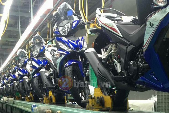 Mới đây, hãng xe máy Honda đã tiếp tục tung ra phiên bản nâng cấp của Winner 150 tại thị trường Malaysia. Điểm nhấn của Honda Winner 150 phiên bản 2017 là 3 tùy chọn màu sơn mới, bao gồm đỏ, xanh dương và trắng. Trong khi đó, màu sơn Repsol của phiên bản cũ vẫn được giữ lại trên Honda Winner 150 2017 tại Malaysia.