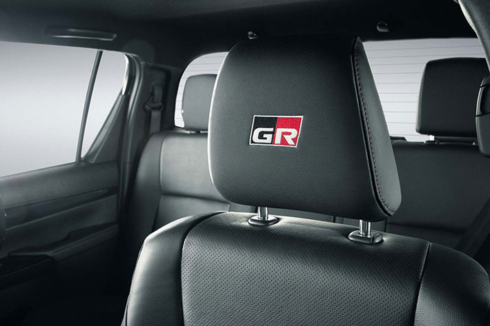Trên khía cạnh xử lý phía trước, Hilux GR Sport có hệ thống treo được chỉnh lại với lò xò phía trước cứng hơn và thanh noãn xung mới. Phiên bản xe này còn có một hệ thống lái cải tiến, hứa hẹn mang tới “phản ứng nhanh và nhạy hơn.”
