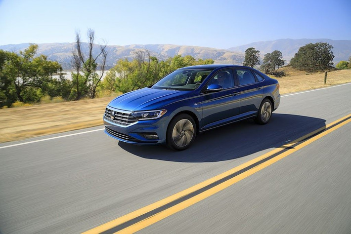 Jetta mới vẫn được Volkswagen trang bị động cơ 1.4l tăng áp 4 xi-lanh của thế hệ cũ, cho công suất 148 mã lực và mô-men xoắn 250Nm và hộp số sàn 6 cấp tiêu chuẩn. Tuy nhiên hộp số tự động 6 cấp của đời cũ đã được thay bằng loại 8 cấp mới. Tùy từng thị trường, Jetta còn có thêm các phiên bản động cơ xăng và diesel khác nhau