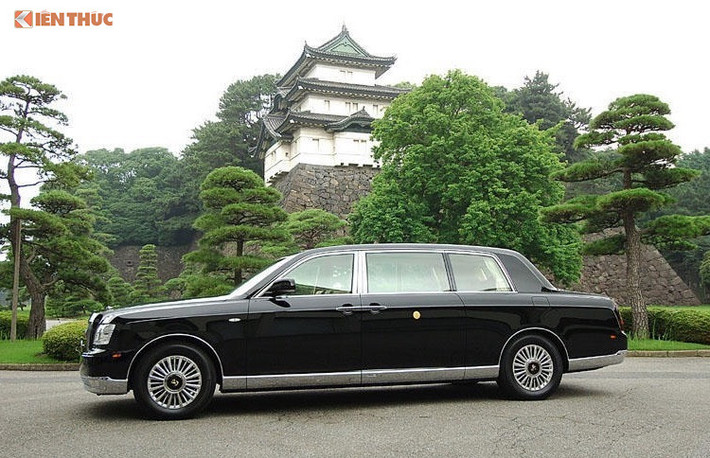 Ban đầu, Hoàng gia Nhật Bản đã đặt hàng tổng cộng 5 chiếc Toyota Century Royal nhưng do giá cao, cuối cùng đội xe mới chỉ có 4 chiếc. Trong thời gian đợi Toyota sản xuất, Nhật Hoàng Akihito và gia đình đã sử dụng tạm những chiếc Toyota Century Limousine đời cũ. Vào ngày 7/7/2006, những chiếc Toyota Century Royal mới đã được bàn giao, trở thành dòng xe chính thức của Hoàng gia Nhật Bản.