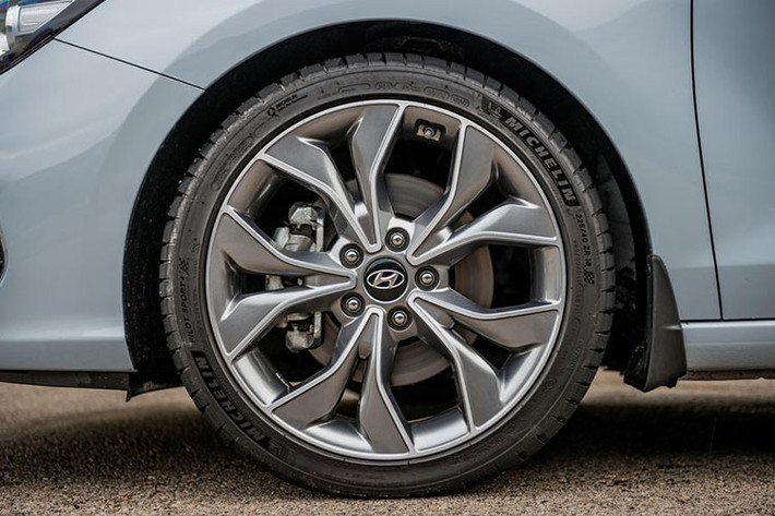 Là mẫu xe mới nhất của Hyundai, việc thiết kế, phát triển, thử nghiệm và sản xuất i30 Fastback được thực hiện hoàn toàn tại châu Âu. Trước đây, kiểu thân xe fastback thể thao này rất ít được các hãng khác áp dụng, với đại diện tiêu biểu nhất là Audi A7 Sportback.