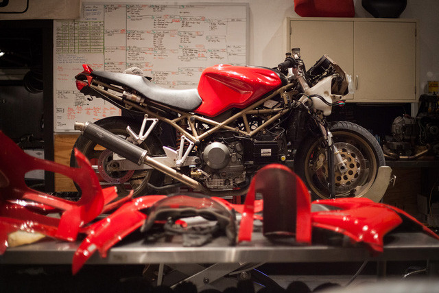 Nguyên mẫu của nó là một chiếc Ducati ST4 sẽ chẳng có gì khác biết với bất kỳ một chiếc xe phân khối lớn nào. Thế nhưng qua tay của những kỹ sư độ nhà Revival Cycles đã biến hình Ducati ST4 thành một chiếc xe sidecar ba bánh hoàn toàn khác biệt.