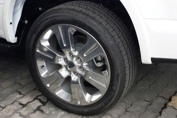 Ford F-150 Limited 2016 là sự kết hợp hài hòa giữa những chi tiết mạ crôm sáng bóng như vải sa-tanh, bao gồm lưới tản nhiệt, tay nắm cửa, phụ kiện trên cửa thùng xe, bộ la-zăng 22 inch và một phần cản va trước/sau.