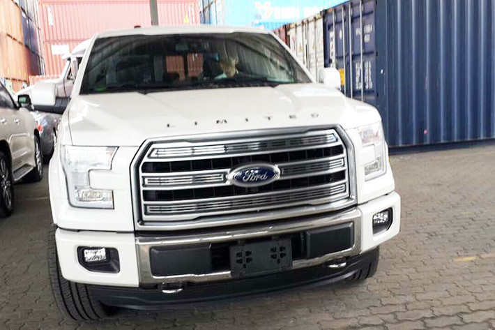 Ford F-150 là một trong những dòng xe bán tải được ưa chuộng nhất tại Mỹ. Phiên bản giới hạn, cao cấp nhất của dòng xe bán tải này mới được nhập khẩu về Việt Nam cách đây ít hôm bởi một showroom bán xe tư nhân tại thủ đô Hà Nội.