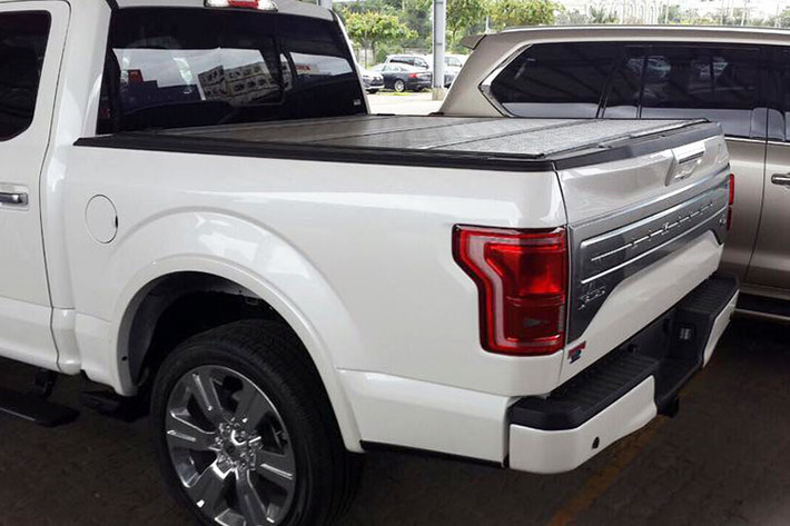 F-150 Limited bản 2016 có thiết kế đầu xe đầy khỏe khoắn, nam tính. Tuy nhiên, mẫu xe này không vì vậy thô kệch khi được kết hợp cùng các chi tiết chrome ở lưới tản nhiệt và cản trước.