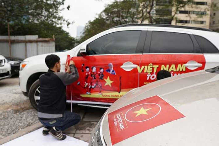 Cuộc vui nào rồi cũng phải tàn, nhịp sống trở lại bình thường và nhiều chủ xe đã đi dọn lại xe, bóc tem cổ động để chuẩn bị đón Tết cổ truyền. Tuy nhiên với người quen việc và đã chuẩn bị trước thì dễ, còn những người lần đầu dán đề-can lại lóng ngóng, thậm chí "lợn lành thành lợn què" khi bóc sai cách, dẫn đến phải đưa xe đi khắc phục sơn sửa.