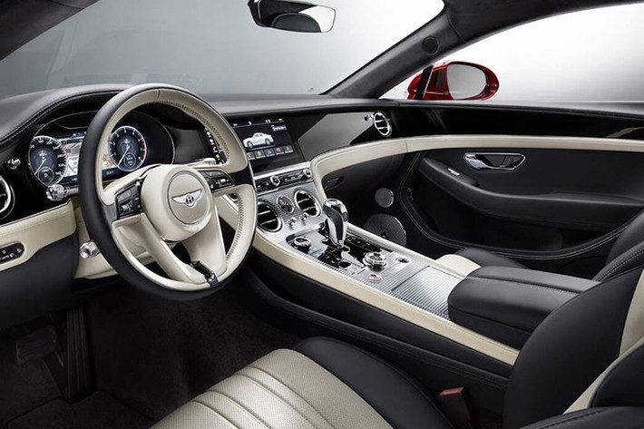 Nội thất xe Bentley luôn có sức mê hoặc theo phong cách xa hoa, hoàn mỹ với độ hoàn thiện tinh xảo bằng tay nghề chế tác thủ công lão luyện. Bentley sử dụng các loại vật liệu tự nhiên được tuyển chọn và xử lý kỹ lưỡng, từ những loại da thật chất lượng cao nhất tới các nguồn gỗ veneer, như cây Koa (gỗ Keo) và Dark Fiddleback Eucalyptus (họ bạch đàn).