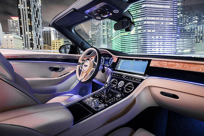 Bentley thiết kế một cụm hiển thị 3 mặt “Bentley Rotating Display” có thể xoay thay đổi qua nút bấm. Một mặt là ốp “che giấu” để đồng bộ với mặt tap-lô, một mặt là thiết kế 3 đồng hồ analog (nhiệt độ, la bàn và đếm thời gian chronometer) và mặt thứ 3 là màn hiển thị trung tâm cảm ứng chạm 12,3-inch – màn hiển thị kỹ thuật số MMI chất lượng cao.