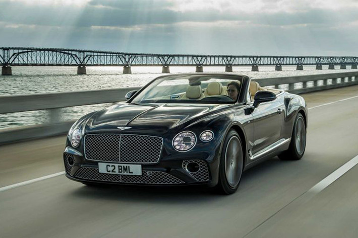 Cơ bản thì kiểu dáng của Bentley Continental GT V8 và Bentley Continental GT W12 là như nhau, điểm khác biệt rõ rệt nhất là bố trí ống xả. GT V8 sở hữu hệ thống 4 ống xả chia đều sang hai bên, trong khi bản W12 chỉ có ống xả kép hình bầu dục cỡ lớn. Ngoài ra, bản GT V8 cũng có huy hiệu V8 đầy tinh tế trên chắn bùn trước.