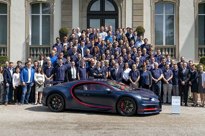 Siêu xe Bugatti Chiron mang thứ tự 100 này thuộc sở hữu của một khách hàng đến từ Ả Rập, với giá bán tiêu chuẩn là 2,7 triệu USD - siêu xe thứ 100 này khi cộng thêm các trang bị đi kèm có giá lên đến 3,33 triệu USD (khoảng 76 tỉ đồng).