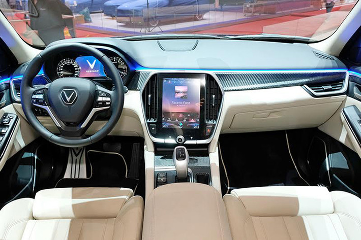 Bên trong xe, chất liệu nội thất của VinFast Lux V8 Limited Edition cũng được cải tiến so với bản thường VinFast Lux SA2.0, khi kết hợp da lộn cao cấp Ultrasuede cùng hợp chất sợi carbon. Toàn bộ phần da phủ bên trong xe đều được chế tác hoàn toàn thủ công. Bên cạnh đó, hàng ghế dưới của phiên bản đặc biệt này đã được cân chỉnh kỹ càng để mang đến sự thoải mái và tiện nghi hơn cho người ngồi sau.