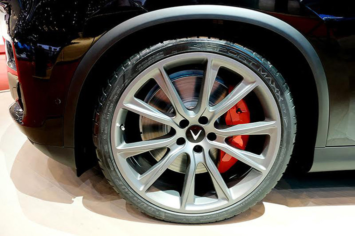 Bên cạnh đó là bộ mâm thể thao cỡ lớn 22 inch thiết kế 5 chấu kép màu xám đi kèm lốp Dunlop Sport MAXX. Ở phần đuôi của phiên bản đặc biệt này còn có logo "LUX V8 Limited Edition" ghi dấu ấn cho mẫu xe.