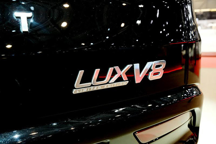 Thiết kế chiếc Lux V8 cũng có một số khác biệt so với bản concept Lux SA 2.0. Lưới tản nhiệt là dạng lưới hoàn toàn thay vì những thanh ngang. Cản trước được làm lại. Về cơ bản, thiết kế tổng thể mẫu SUV này vẫn gần như giữ nguyên so với bản concept.