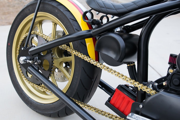 Để phù hợp với phong cách bobber, dây đai truyền động nguyên bản được thay thế bằng bộ xích tai màu vàng nổi bật.