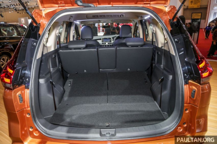 Tại thị trường Indonesia, mẫu xe Nissan Livina 2019 mới sẽ được chia thành 5 bản trang bị, bao gồm E MT, EL MT, EL AT, VE AT và VL AT. Giá xe Nissan Livina 2019 dao động từ 198,8 - 261,9 triệu Rupiah (khoảng 327 - 431 triệu đồng), ngang ngửa với Mitsubishi Xpander.