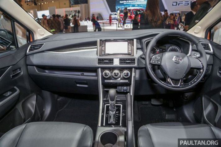 Tương tự ngoại thất, thiết kế nội thất của mẫu xe MPV Nissan Livina 2019 cũng khiến những ai từng lái Mitsubishi Xpander cảm thấy quen thuộc. Xe có những trang bị nội thất đáng chú ý như màn hình cảm ứng với kích thước 7 inch, tương thích Apple CarPlay và Android Auto vốn không hề được trang bị cho Mitsubishi Xpander.