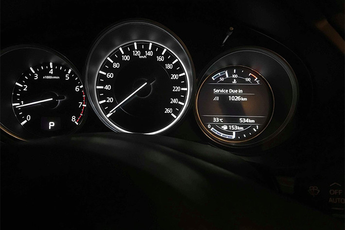 Về động cơ, Mazda CX-5 thế hệ mới vẫn sử dụng 2 phiên bản động cơ đã từng trang bị ở thế hệ đầu tiên là Skyactiv 2.0L (153hp/200Nm) và 2.5L (188hp/251Nm), đi kèm hộp số tự động 6 cấp. Đặc biệt, hai phiên bản 2.5L được trang bị thêm: Hệ thống hiển thị thông tin trên kính lái HUD thế hệ mới và hệ thống hỗ trợ an toàn i-Activsense.