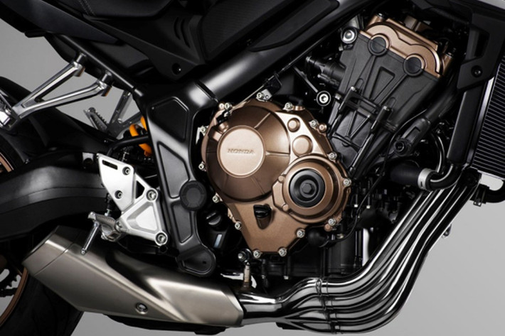 CB650R Neo Sport Cafe mới được chia sẻ động cơ 4 xy-lanh thẳng hàng DOHC, dung tích 649 cc của CB650F. Tuy nhiên, các kỹ sư của Honda đã tinh chỉnh lại khối động cơ này, xe không còn bị mất mô-men xoắn ở dải tua thấp và mang lại công suất cao hơn 5% ở dải tua cao. Động cơ mới này sản sinh công suất 94 mã lực tại 12.000 vòng/phút và mô-men xoắn cực đại 64 Nm tại 8.500 vòng/phút.