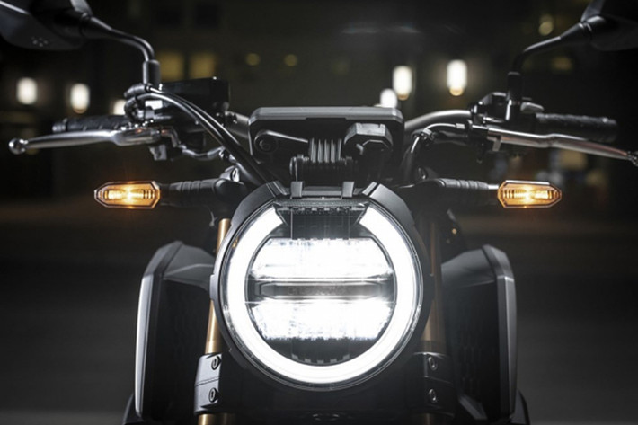 Tương tự đàn anh CB1000R, Honda CB650R Neo Sport Cafe mới sở hữu đèn chiếu sáng dạng LED với đèn ban ngày được tích hợp thẳng vào chóa đèn. Cách bố trí đèn báo rẽ, bảng đồng hồ và hai hốc gió bên bình xăng cũng tương tự người đàn anh.