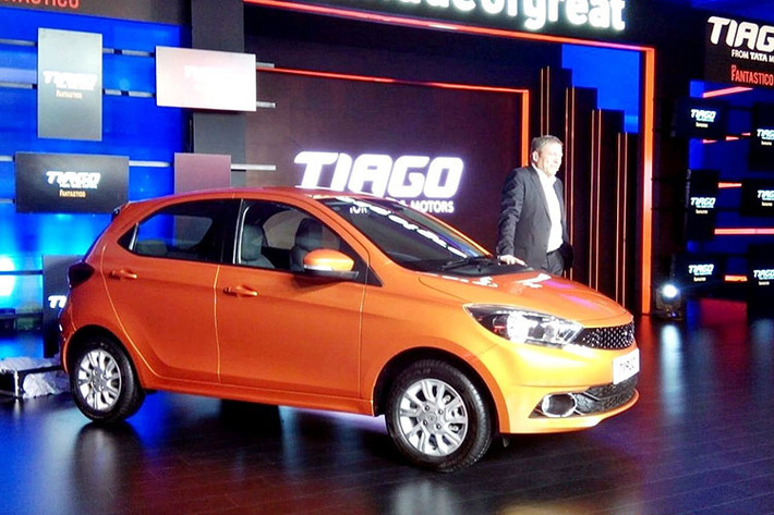 Hãng xe giá rẻ tại Ấn Độ vừa chính thức ra mắt mẫu xe Tata Tiago mới, chiếc hatchback cỡ nhỏ giá siêu rẻ này sẽ cạnh tranh trực tiếp với những đối thủ nhỏ con khác tại đây như; Honda Brio, Hyundai Grand i10 hay Chevrolet Beat.