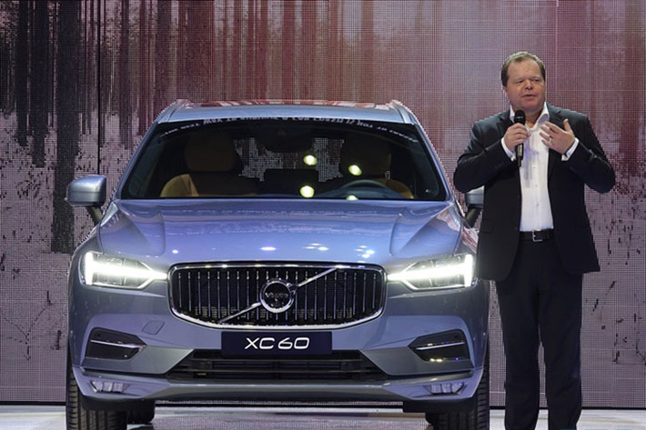 Volvo tại Việt Nam vừa chính thức ra mắt mẫu xe Volvo XC60 2018 hoàn toàn mới tại triển lãm VIMS 2017, cùng với đội hình xe trưng bày gồm XC90 và S90. mẫu xe này nằm trong phân khúc cạnh tranh với các đối thủ như Mercedes-Benz GLC, BMW X3, Audi Q5 hay Lexus NX.