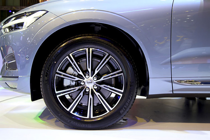 XC 60 sở hữu kích thước dài, rộng, cao lần lượt 4.688 x 1.920 x 1.658 mm. Trục cơ sở xe ở mức 2.865 mm. Trọng lượng xe ở mức 2.490 kg. So với thế hệ cũ, chiếc xe dài hơn, rộng hơn và thấp hơn. Xe được trang bị bộ vành hợp kim 10 chấu, kích thước 19 inch. Bộ lốp kích thước 235/55R19.