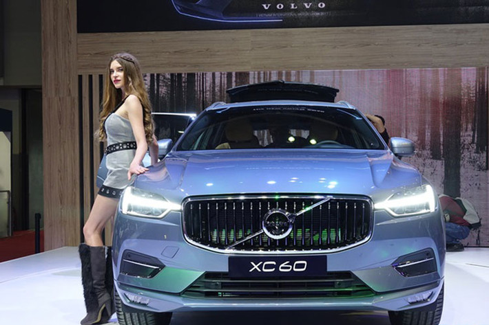 Nằm trong phân khúc SUV sang cỡ vừa, Volvo XC60 cạnh tranh với các đối thủ như Mercedes-Benz GLC, Audi Q5, BMW X3 hay Lexus NX. Tại thị trường Việt Nam, Volvo XC 60 2018 mới có giá từ 2,45 tỷ đồng - đắt hơn so với mẫu xe đời cũ đang bán ra khoảng gần 3 trăm triệu đồng.