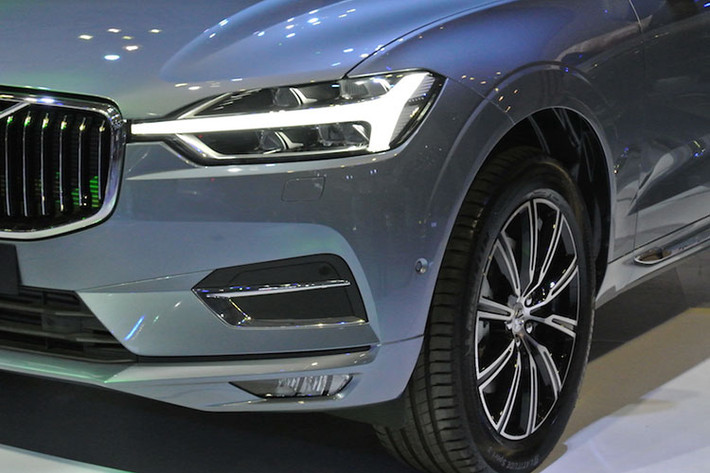 Một số chi tiết thiết kế riêng cho mẫu xe Volvo XC60 phiên bản 2018 như cụm đèn pha đặc trưng, lưới tản nhiệt, dải đèn LED định vị ban ngày, hốc gió trước và đèn hậu. Nổi bật ở phần đầu xe là bộ lưới tản nhiệt với thanh nẹp nan sang trọng, gắn kèm logo thương hiệu Volvo ở chính giữa.