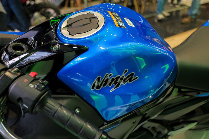Kawasaki Ninja 650 được trang bị bộ khung mắt cáo, bên cạnh đó chiều cao yên chỉ ở mức 790 mm giúp xe dễ dàng di chuyển và phù hợp với người dùng Châu Á, đồng thời xe cũng tiết kiệm nhiên liệu hơn 6,8%.