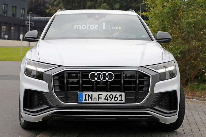 Những hình ảnh này cho thấy Audi SQ8 bản 2019 không thay đổi quá nhiều so với Q8 tiêu chuẩn. Lưới tản nhiệt cỡ lớn trên đầu xe, bộ vành la-zăng và cụm đèn pha của Audi Q8 mới đều được giữ lại trên SQ8 2019.