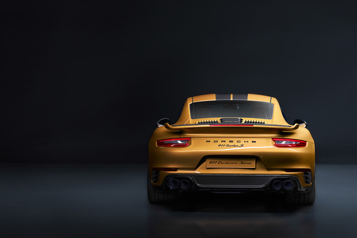 Ngoài thiết kế ngoại thất màu Vàng Ánh Kim Golden Yellow Metallic, 911 Turbo S Exclusive thiết kế với bánh xe có kích thước 20 inch được sơn đen kết hợp khóa trung tâm như định dạng tiêu chuẩn, các đường nét thiết kế trên phiên bản mới này được hoàn thiện tỉ mỉ hơn với màu Vàng Ánh Kim Golden Yellow Metallic sử dụng công nghệ laser mới.