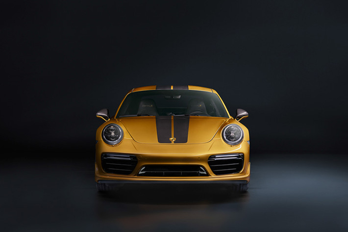 Điều làm cho các phiên bản 911 Turbo S Exclusive trở nên độc nhất vô nhị chính là màu ngoại thất Vàng Ánh Kim Golden Yellow Metallic độc đáo với các thành phần cấu tạo được làm bằng carbon như nắp ca-pô, cửa sổ trời và ốp lườn xe. Hai đường kẻ song song carbon viền theo cửa sổ trời và nắp ca-pô càng làm nổi bật dáng vẻ thể thao của chiếc xe.
