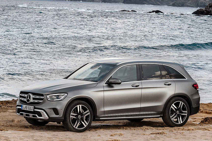 Theo đó, so với phiên bản cũ, Mercedes-Benz GLC 2020 không quá khác biệt trong thiết kế ngoại thất. Nếu nhìn kỹ, bạn sẽ phát hiện ra một số chi tiết trên mẫu SUV hạng sang này được mượn từ người anh em Mercedes-Benz GLE cỡ lớn hơn. Sự tương đồng trong thiết kế của cặp đôi Mercedes-Benz GLC 2020 và GLE được thể hiện qua lưới tản nhiệt trước với 2 nan nằm ngang màu bạc.