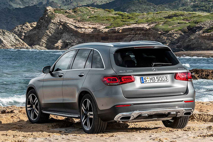 Ngoài ra, trên nắp capô của Mercedes-Benz GLC 2020 cũng có những đường dập gân giống GLE. Trong khi đó, cản trước tái thiết kế của xe lại giống với người anh em GLA nâng cấp. Tiếp đến là cụm đèn pha khác biệt tích hợp dải đèn LED định vị ban ngày mang đến sự mới mẻ cho Mercedes-Benz GLC nâng cấp.