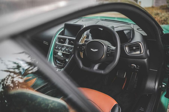 Đối với nội thất, các ghế ngồi trên siêu xe Aston Martin DBS 59 Edition vẫn giống như DBS Superleggera nhưng được làm mới với da bọc hai tông - Obsidian Black và Chestnut Tan - cùng một vài chi tiết trang trí lấy cảm hứng từ xe đua DBR1.