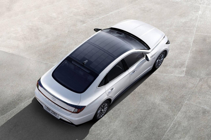 Với hệ thống động cơ mới, Hyundai Sonata Hybrid 2020 chỉ tiêu thụ lượng xăng trung bình 20,1 km/lít (khoảng 4,97 lít/100 km) nếu dùng vành 16 inch. Nếu dùng vành hợp kim 17 inch, Hyundai Sonata Hybrid 2020 sẽ tiêu thụ lượng xăng trung bình 19,1 km/lít (tương đương 5,2 lít/100 km).