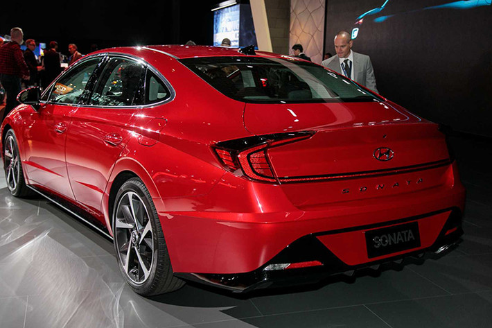 Tương tự phiên bản thường, Hyundai Sonata Hybrid 2020 mới cũng sở hữu thiết kế ngoại thất hoàn toàn mới. Tuy nhiên, so với bản thường, Hyundai Sonata Hybrid 2020 có một số đặc điểm nhận dạng riêng như lưới tản nhiệt và cánh gió đuôi tích hợp hài hòa vào cụm đèn hậu.