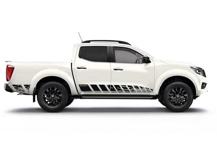 Là mẫu xe cao cấp nhất, Nissan Navara N-Guard mới có nhiều chi tiết màu đen làm nổi bật sự mạnh mẽ và cá tính như lưới tản nhiệt phía trước, đèn sương mù bao quanh, ốp gương chiếu hậu, tay nắm cửa và cản sau.