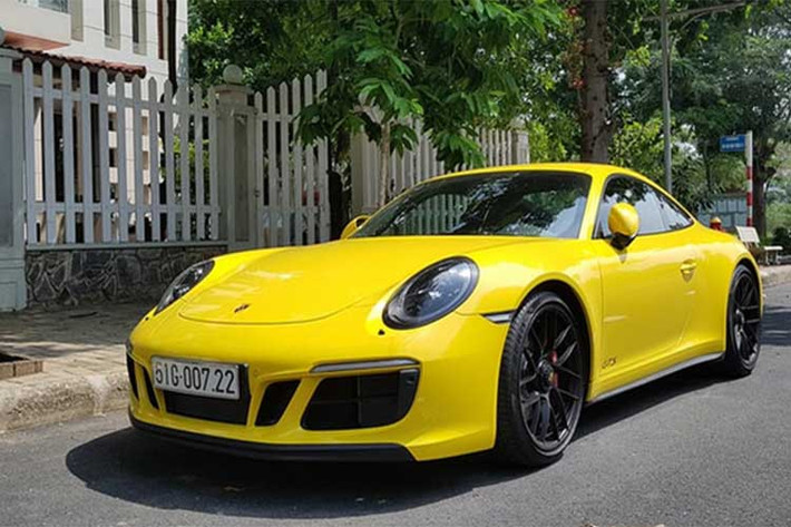 Xuất hiện tại Việt Nam hồi cuối tháng 9/2017, siêu xe Porsche 911 Carrera GTS 2017 sở hữu ngoại thất màu vàng bắt mắt. 911 Carrera GTS 2017 có giá tiêu chuẩn từ 7,97 tỷ đồng tại Việt Nam tuy nhiên với một số tùy chọn thêm, chiếc đầu tiên này có giá khoảng 8,5 tỷ đồng.