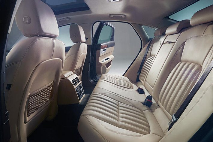Những điểm ấn tượng khác trong không gian nội thất của Jaguar XF hoàn toàn mới còn có cần số dạng núm xoay hình tròn, đèn viền nội thất màu xanh dương, ghế da sang trọng cùng các chi tiết được hoàn thiện cao cấp.