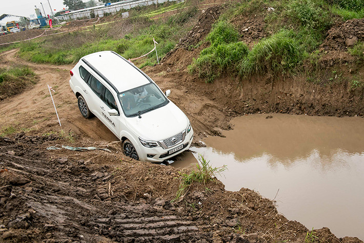 Mức giá xe Nissan Terra mới với 3 phiên bản đang bán ra tại thị trường Việt Nam cụ thể như sau: bản 2WD 6MT có giá 988 triệu đồng, 2WD 7AT 1,026 tỷ đồng và 4WD 7AT giá 1,226 tỷ đồng. Và với 8 màu ngoại thất (nâu, trắng, bạch kim, vàng, titan, đỏ, đen ngọc trai và xanh) hiện đại và hàng loạt công nghệ hữu ích, Nissan Terra là mẫu xe đầy hứa hẹn trong phân khúc SUV 7 chỗ khung gầm rời.