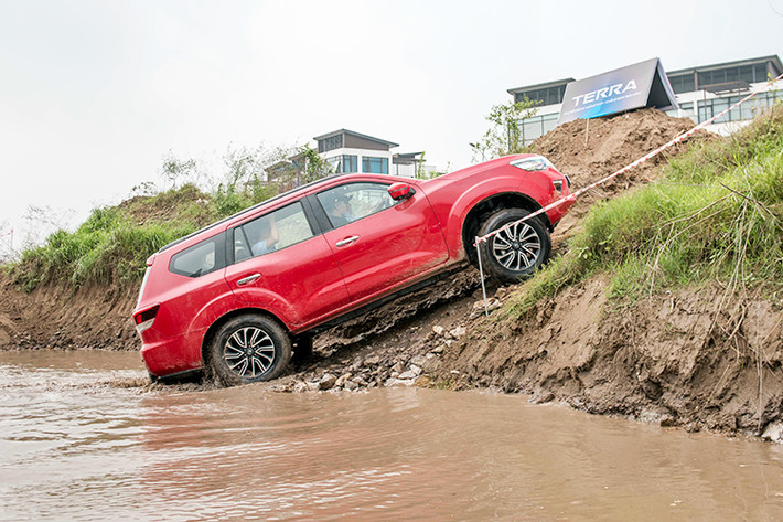 Chính thức được giới thiệu tại Việt Nam từ cuối năm ngoái, Nissan Terra mới sẽ là đối thủ cạnh tranh trực tiếp với nhiều mẫu SUV 7 chỗ khác đang co mặt trên thị trường như: Chevrolet Trailblazer (809 triệu đồng – 995 triệu đồng), Everest (1,1 tỷ đồng – 1,3 tỷ đồng), Fortuner (1,02 tỷ đồng – 1,35 tỷ đồng), Pajero Sport (1,06 tỷ đồng – 1,25 tỷ đồng), hay Mu-X (820 triệu đồng – 1,12 tỷ đồng)…