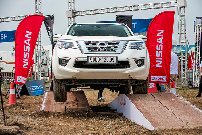Nissan Terra cũng thừa hưởng hệ thống treo sau lò xo đa liên kết của mẫu xe bán tải Nissan Navara EL. sử dụng hệ thống treo sau lò xo 5 liên kết (five-link rear suspension) bao gồm bộ giảm chấn và xò lo được kết nối với trục cầu sau và bộ khung gầm xe. Các trang bị này giúp cho chiếc SUV mới nhà Nissan ổn định hơn trên mọi cũng đường.