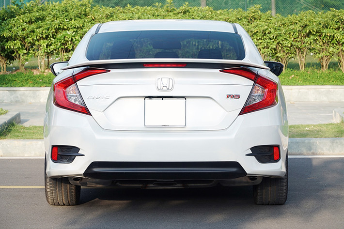 Ngoài cảm giác lái, Honda cũng luôn xe chú trọng đến việc tối ưu mức tiêu hao nhiên liệu nên không có gì đáng ngạc nhiên Civic RS 2019 có được chế lộ lái ECON đi cùng chức năng hướng dẫn lái xe tiết kiệm ECO Coaching dành cho người lái. Mức tiêu hao lần lượt tương ứng với điều kiện hỗn hợp – đô thị - đường trường là 5,8 – 8,0 – 4,6 lít/100 km.